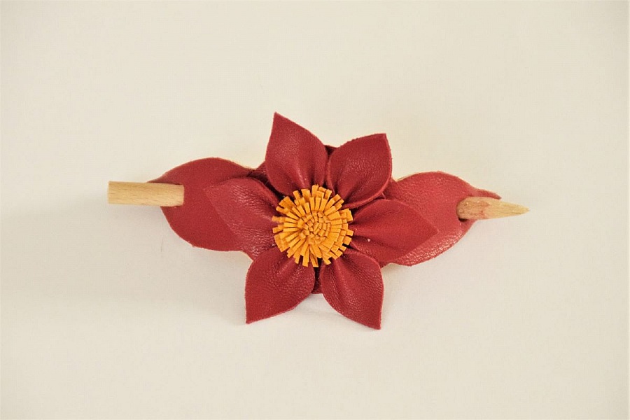 Barette fleur en cuir avec pique